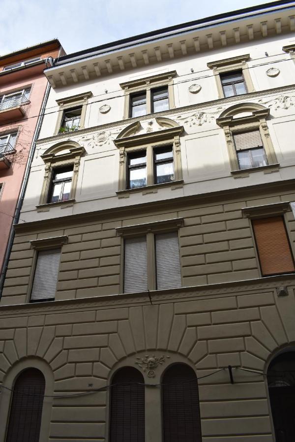 Lovely Downtown Home In Budapesta Exterior foto